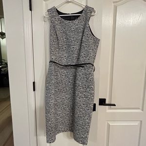 Grey/white sheath dress